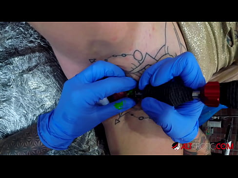 ❤️ Extreem getatoeëerde hottie Sully Savage kreeg een tatoeage op haar clitoris Sluts at us nl.higlass.ru ﹏